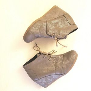 Toms Desert Wedge Metallic Silver Booties